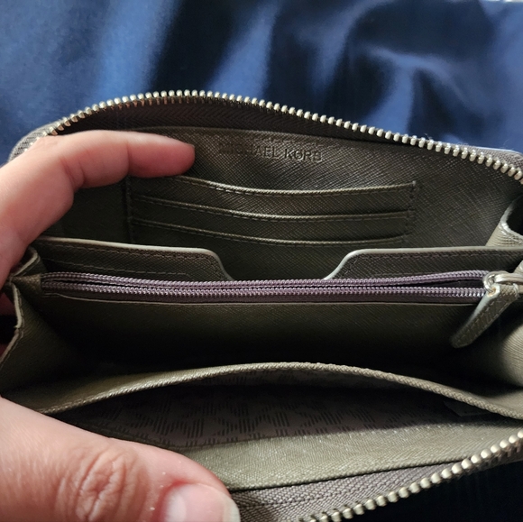 Michael Kors Wristlet Wallet Womens Nickel Patent Leather Monogram Jet Set Coin - Picture 3 of 3